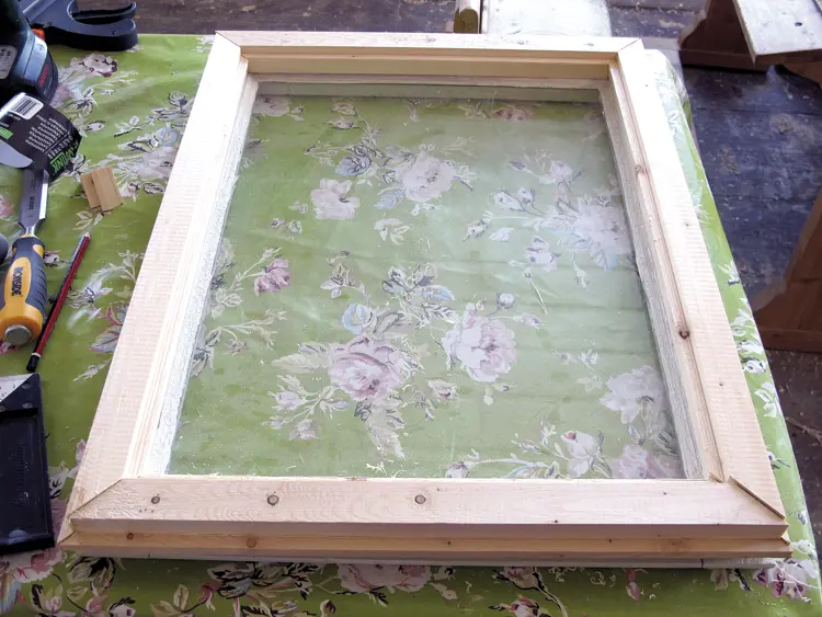 4 Her er delene ferdig kappet. Det gamle vinduet ligger fremdeles under som mal. De to vinduene er nå nøyaktig like. Foto: Norske Hjem