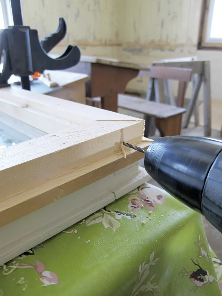 5 Bor hull til skrue, slik at ikke ramma sprekker. Skru så sammen vinduet med skruer, uten lim først, og prøv i karmen. Kanskje må en av vinklene justeres. Foto: Norske Hjem