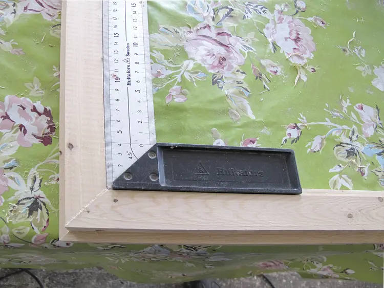 6 Kontroller at vinklene stemmer før du limer og skrur alt ferdig. Foto: Norske Hjem