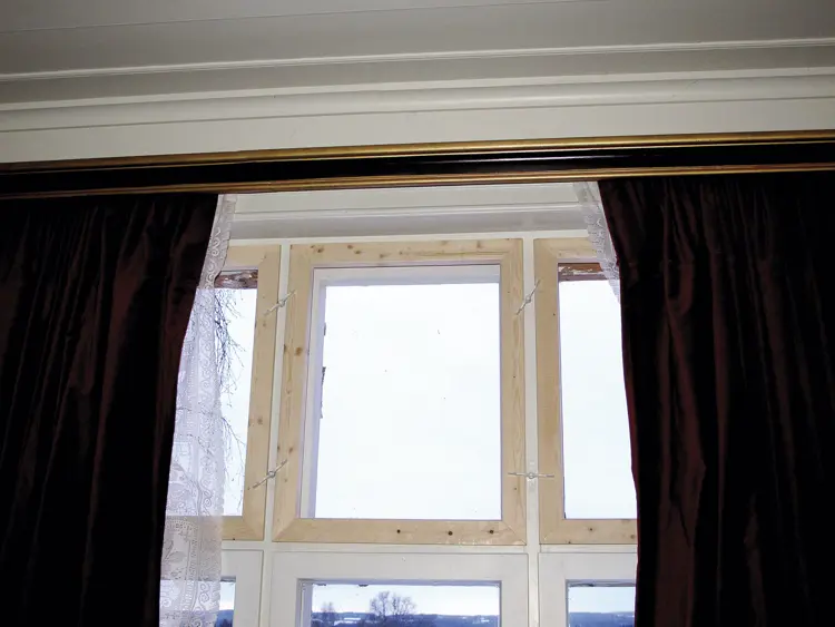 8 Her er rammene ferdig tilpasset karmen og pusset med sandpapir. Foto: Norske Hjem