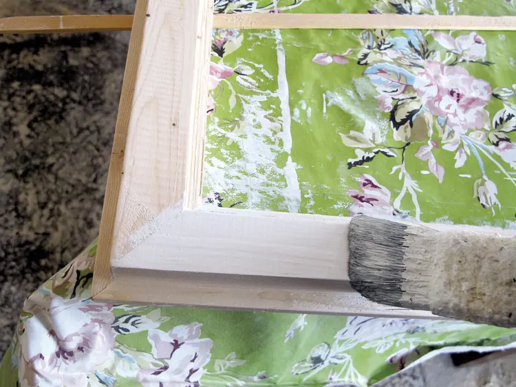 9 Tørk bort støvet med en ren fille. Mal vinduene et par ganger på hver side før du setter inn glass. Foto: Norske Hjem