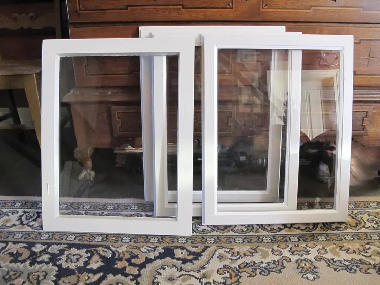 10 En rask løsning er å ta med rammene til glassmester, som kan sette inn ruter og kitte vinduene for deg. Vips - så er varevinduene ferdig! Foto: Norske Hjem