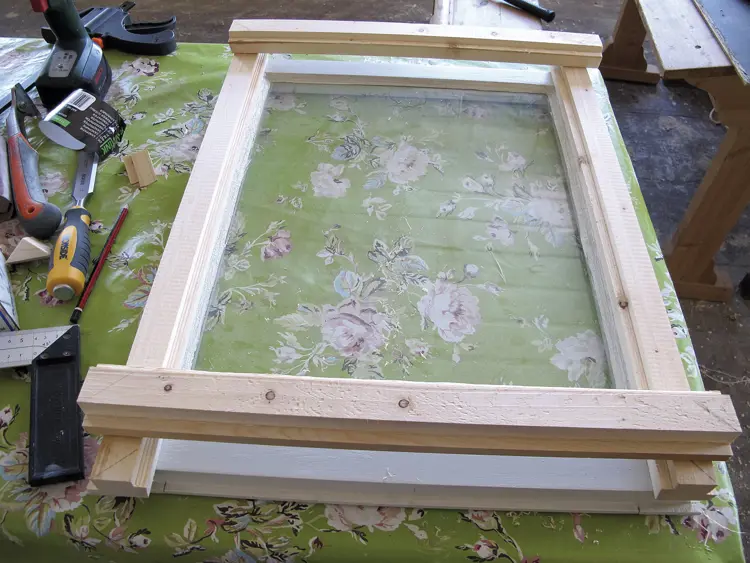 2 Det gamle vinduet (malen) ligger underst. Delene merkes med blyant, riktig retning, i 45 grader. Vær nøyaktig! det er fort gjort å kappe feil. Foto: Norske Hjem