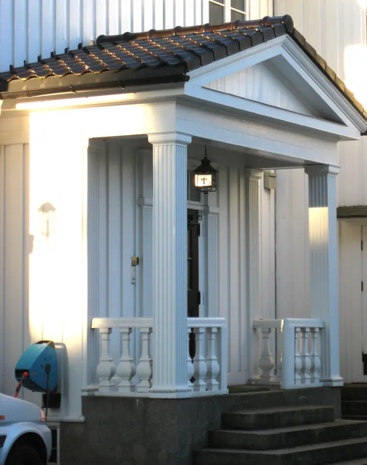 Nyklassisistisk inngangsparti med tympanon, Heggeli. Foto: CEWG