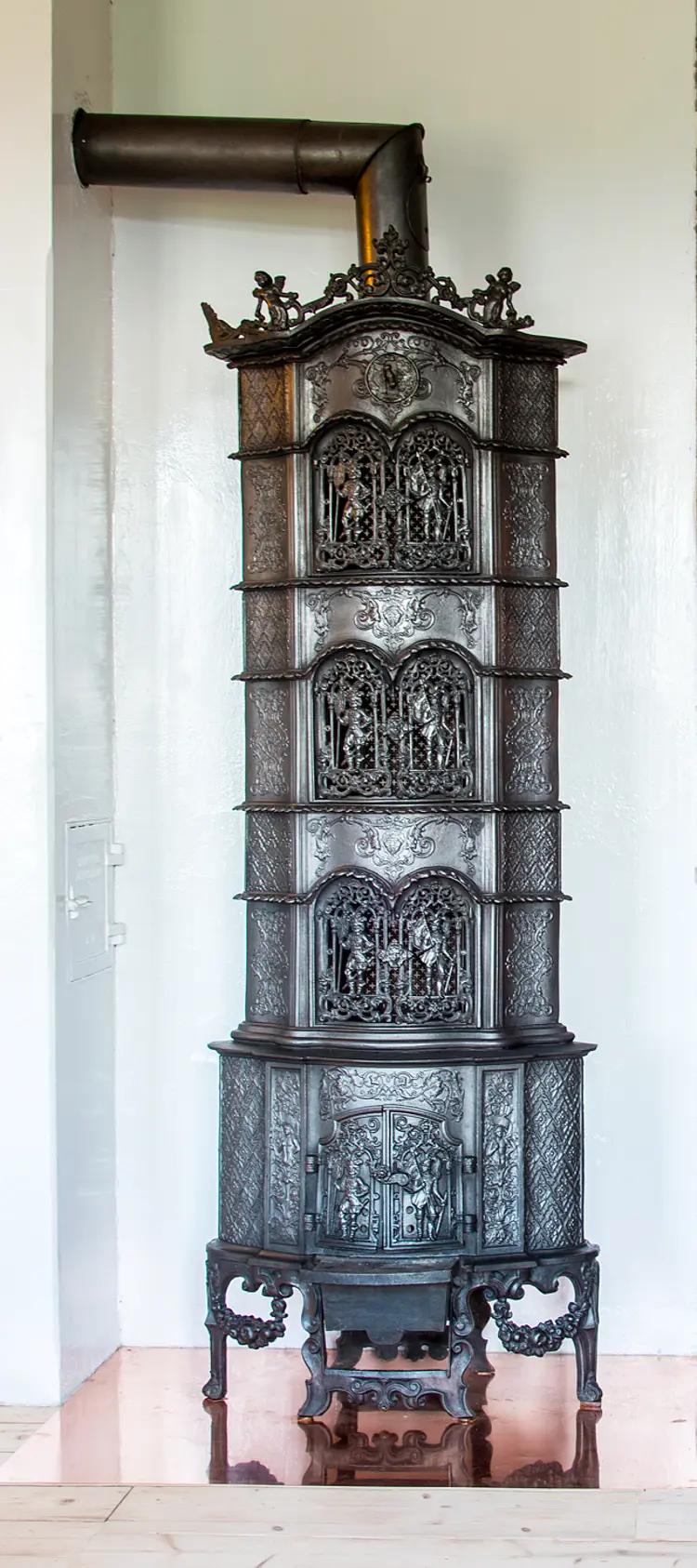 29 En pryd for øyet! Ridderovnen, med sin fantastiske ornamentikk, pryder nå stua. Vi gleder oss til å ta den i bruk senere i høst. Foto: Norske Hjem