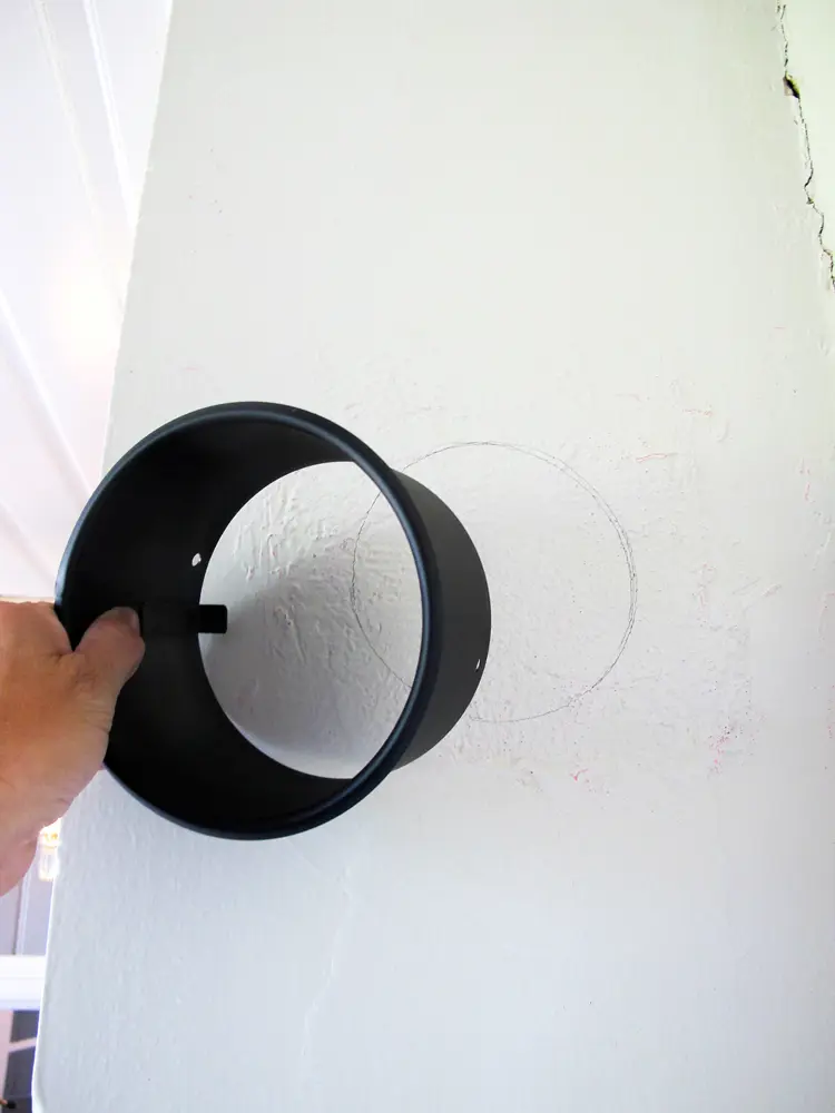 1 Beregn riktig høyde for ovnsrøret og tegn rundt rørstussen - denne kjøper du på byggevaren. Foto: Norske Hjem