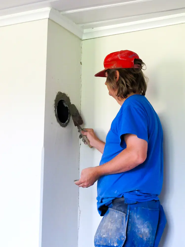 3 Rørstussen mures på plass med ildfast mørtel. Foto: Norske Hjem