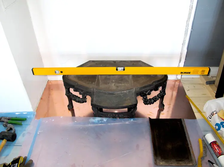 5 Det er viktig at ovnen kommer på korrekt plass og at understellet vatres for å unngå skjevheter oppover i etasjene. Foto: Norske Hjem