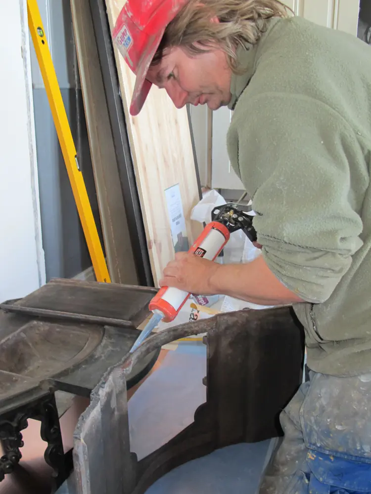 6 Første del monteres. Jeg starter med frontplata. Her legges det på rikelig med ovnskitt. Foto: Norske Hjem