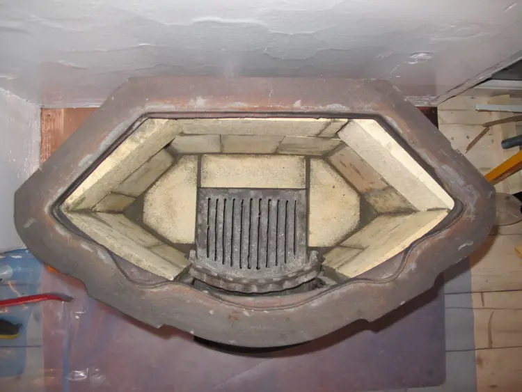 15 Brennkammeret sett rett ovenfra, ferdig murt. Det gikk med 19 stein i standard størrelse (2,5 cm tykke) til dette. Foto: Norske Hjem