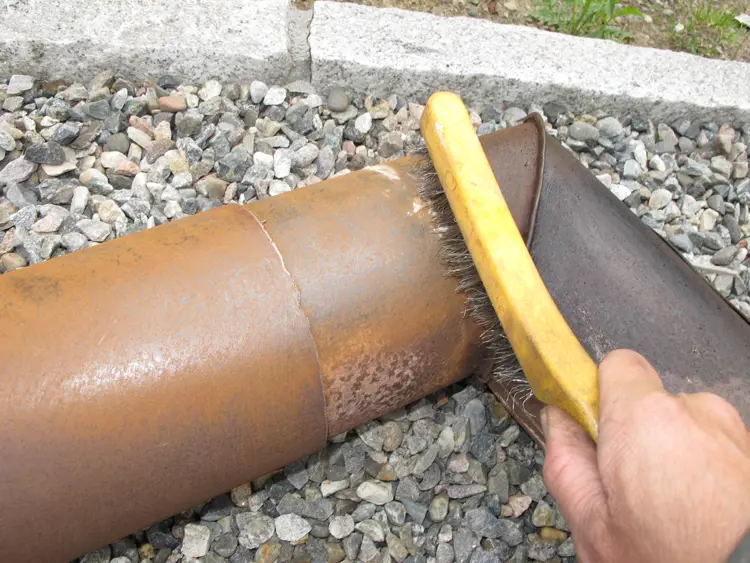 23 Jeg gjenbrukte gamle, rustne ovnsrør. En omgang med stålbørste fjernet løs rust. Foto: Norske Hjem