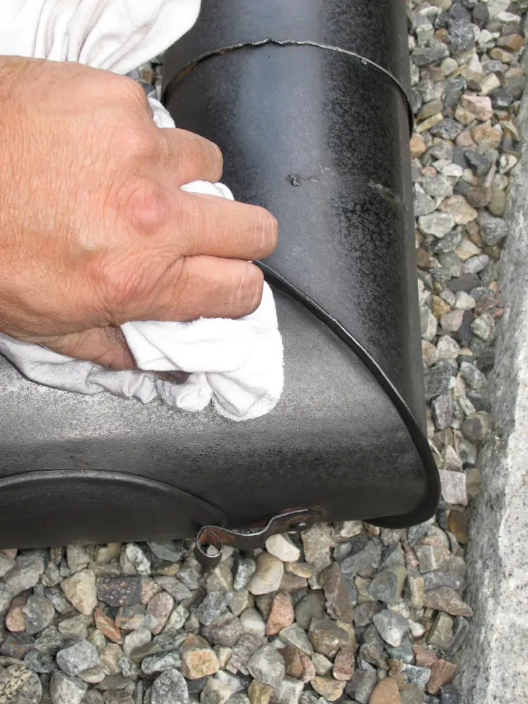 24 ... tørk av med ei fille før du setter inn røret med ovnssverte. Poler over med ei ren fille til slutt. Foto: Norske Hjem