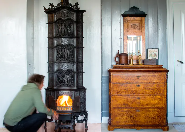 En flott, gammel ovn er som et smykke i stua. Foto: Norske Hjem