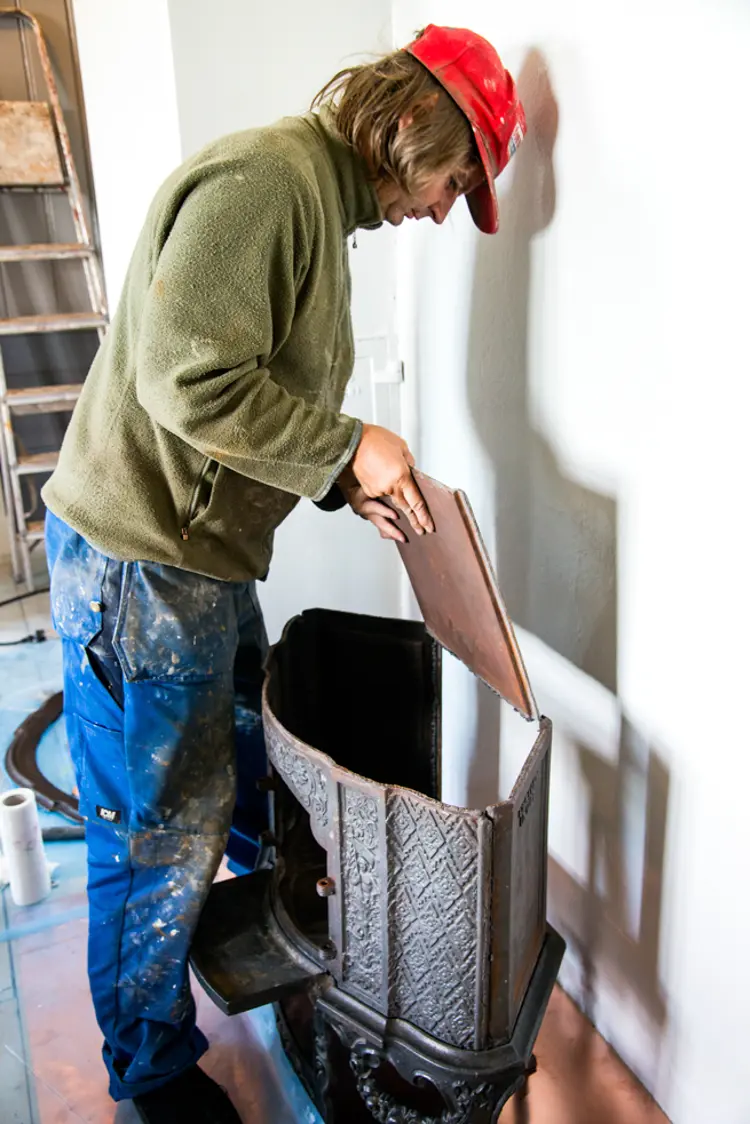 8 Siste plate i brennkammeret monteres. Foto: Norske Hjem