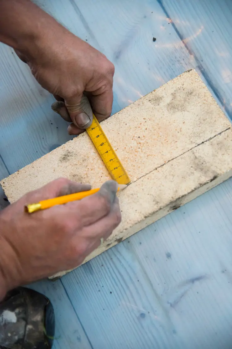 13 Noen ganger må man kappe til stein i rett størrelse, Ta mål og tegn av. Foto: Norske Hjem
