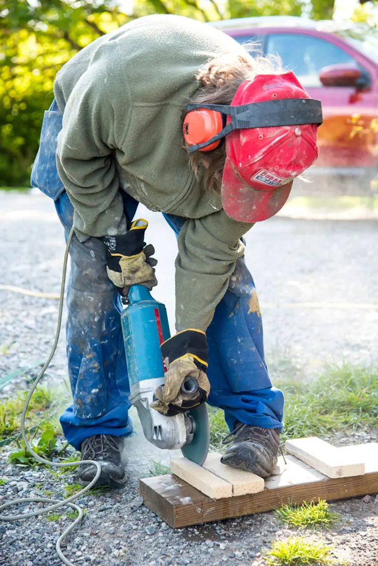 14 Ildfast stein kappes med vinkelsliper som har blad beregnet på dette. Foto: Norske Hjem