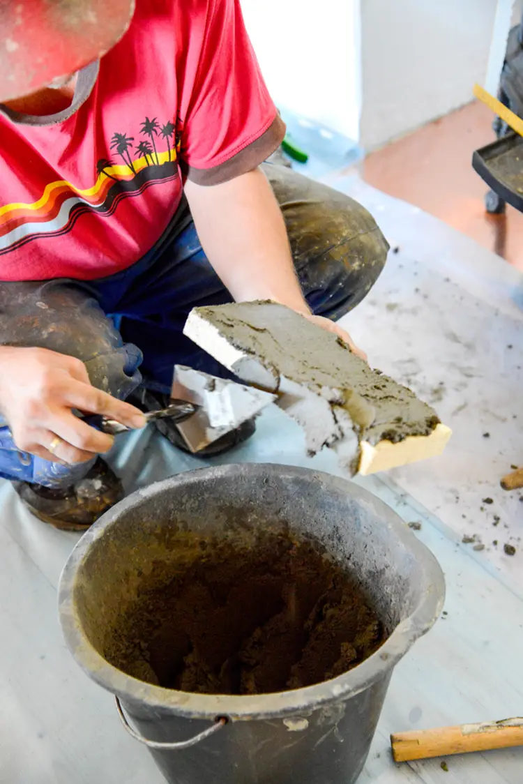 10 Fukt ildfast stein i vann noen sekunder før du legger på ildfast mørtel. Foto: Norske Hjem