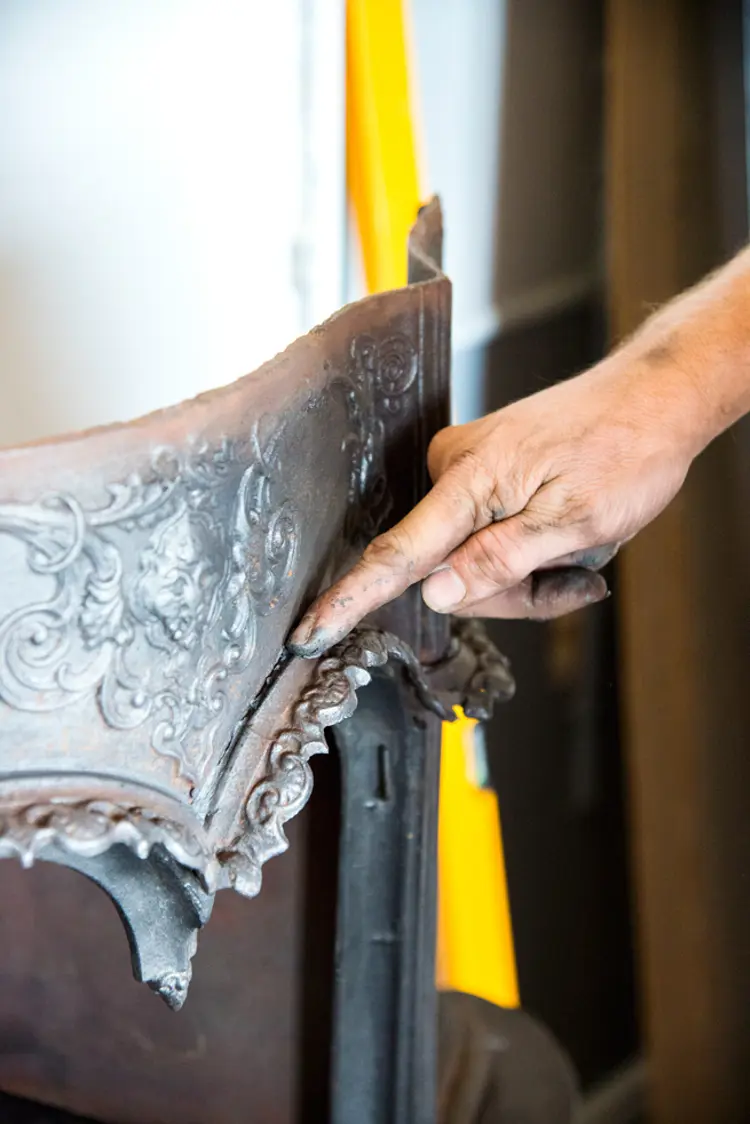 21 Underveis: Dypp fingeren i vann og stryk ut ovnskittet som tyter ut, for pene overganger. Foto: Norske Hjem