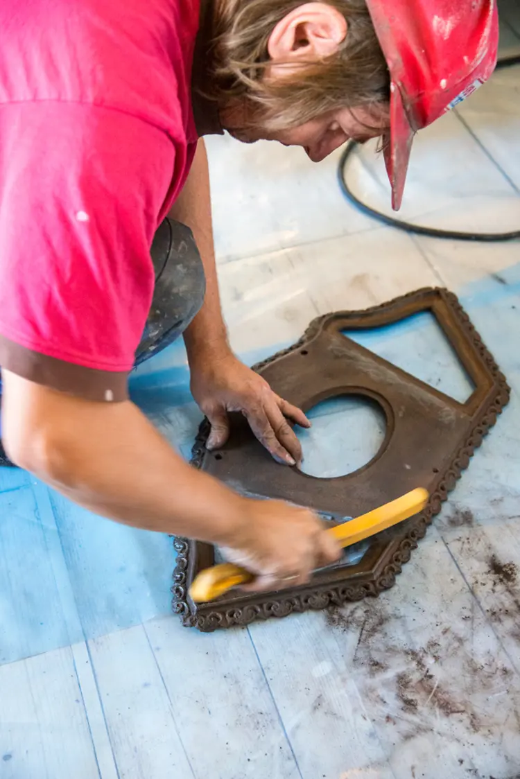 17 Børst bort gammelt kitt, rust og sot med en stålbørste før du legger på nytt kitt. Foto: Norske Hjem