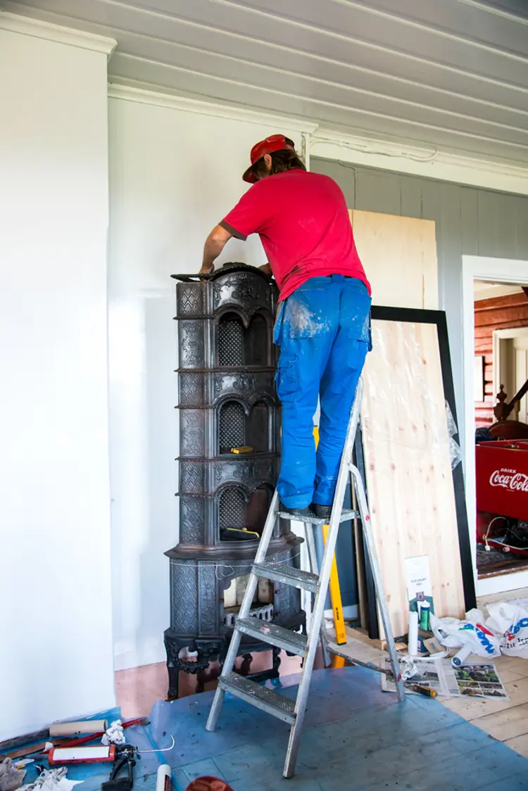 22 Ovnen begynner å ta form. Den siste ovnsplata legges forsiktig på plass. Foto: Norske Hjem