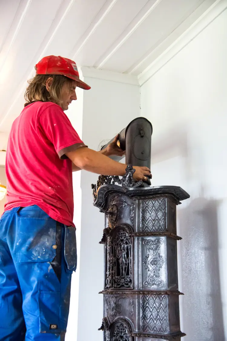 26 Ovnsrøret skal sitte godt fast, det stabiliserer hele etasjeovnen. Foto: Norske Hjem