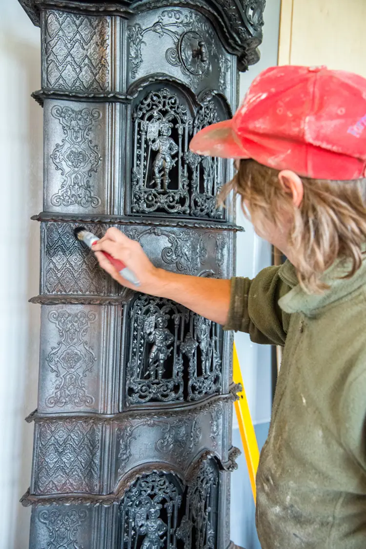 27 Jeg legger på ovnssverte med en liten kost. Jeg valgte å sverte etasje for etasje, men du kan også sette inn hele ovnen med det samme. Foto: Norske Hjem