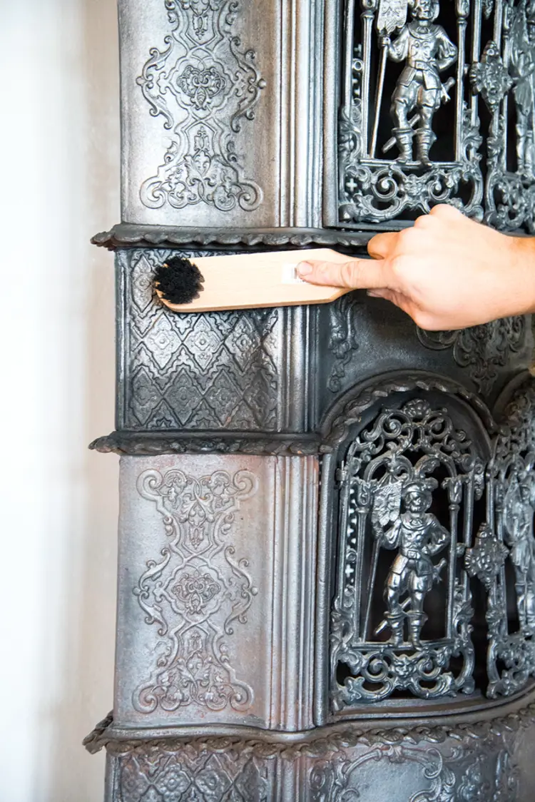 28 Poler ovnen med en skobørste til slutt – denne børsten har en passe stiv bust. På bildet ser du hvordan gløden kommer fram ved polering. Foto: Norske Hjem