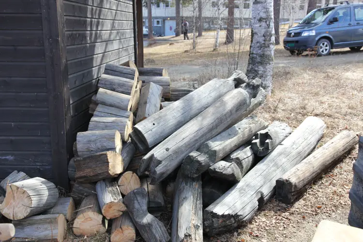 Gjenbrukstoemmer-til-et-kubbehus-foto-Bygg-og-Bevar