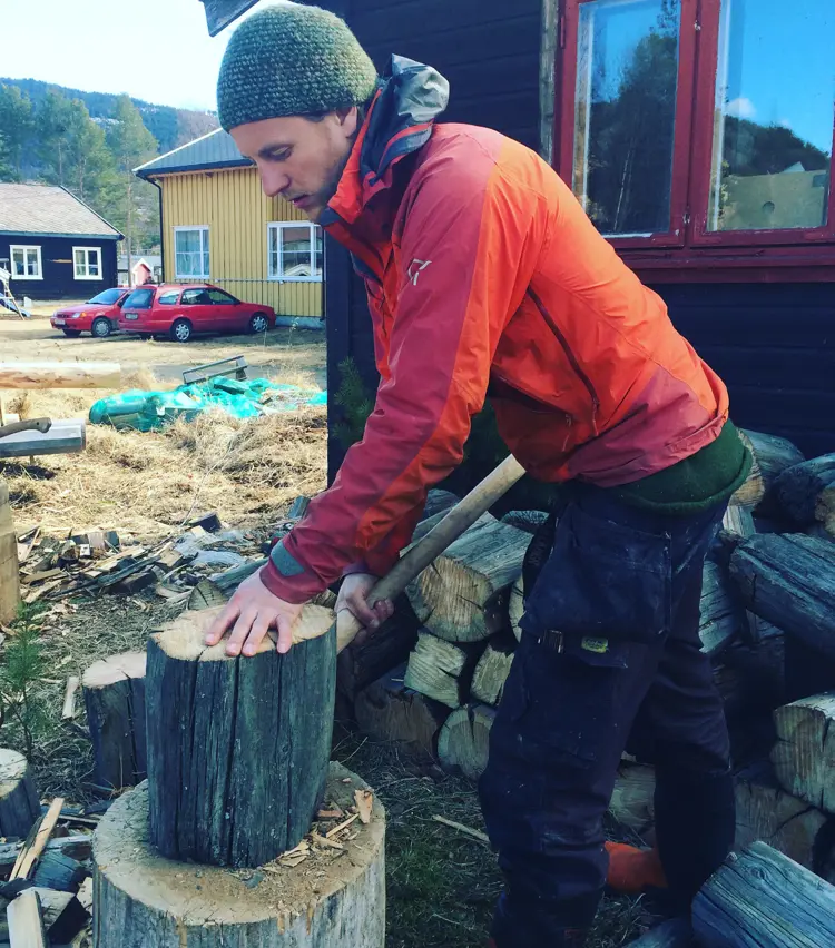 Gamle-raatesoppskader-hugges-vekk-fra-det-gamle-laftetømmeret-til-et-kubbehus-Foto-Bygg-og-Bevar