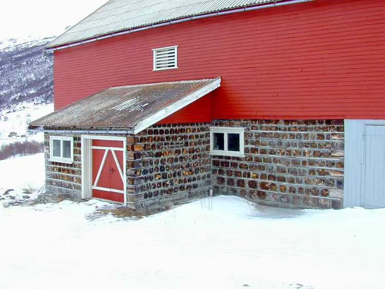 Laave-med-fjoes-av-kubber-kubbehus-Foto-Hemmingsen-og-Stensen