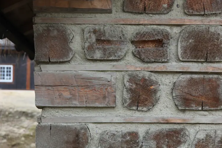 Hjoernedetalj-paa-kubbehuset-som-staar-paa-Toftemo-Turiststasjon-Foto-Bygg-og-Bevar