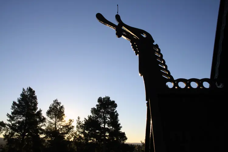 Drage i solnedgang. Stavkirkene slutter aldri å facinere oss! Foto: Christel Wigen Grøndahl