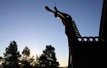 Drage i solnedgang. Stavkirkene slutter aldri å facinere oss! Foto: Christel Wigen Grøndahl