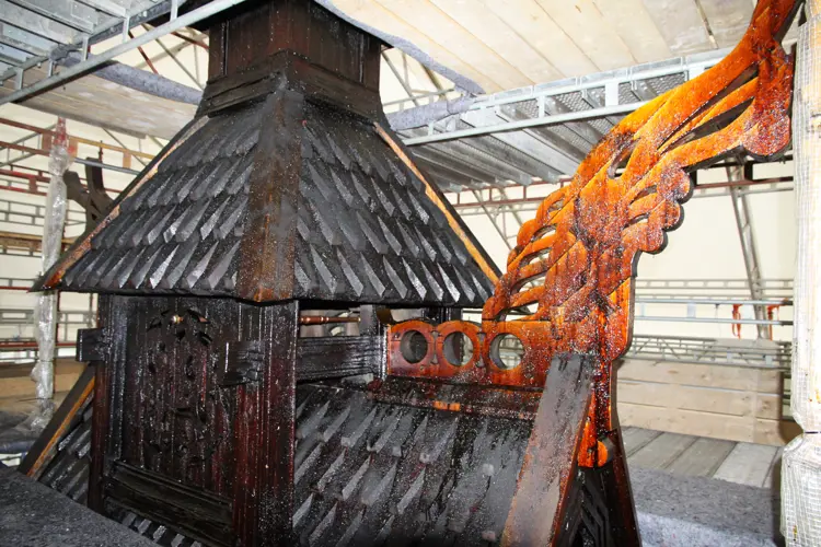 Ny drage har fått et strøk med lys tjære av en tidlig fraksjon. Foto: Christel Wigen Grøndahl, Bygg og Bevar