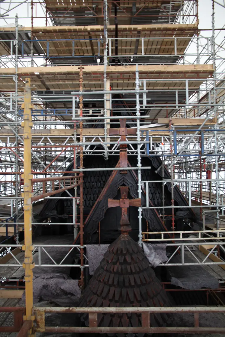 Stilaser helt til topps! Ved arbeider på sårbare og fredete bygninger kan ikke stillaset festes i bygningskroppen. Det stiller strenge krav til stabil konstruksjon.