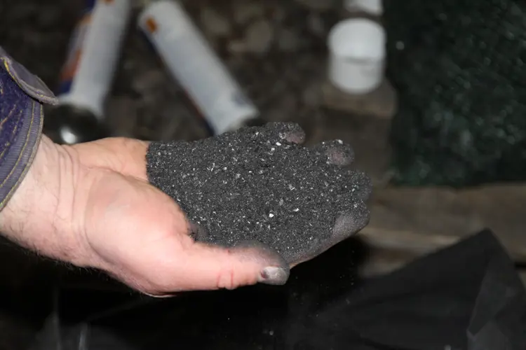 Kull fra mila etter tjærebrenning males til et passe fint strø. Foto: Christel Wigen Grøndahl, Bygg og Bevar