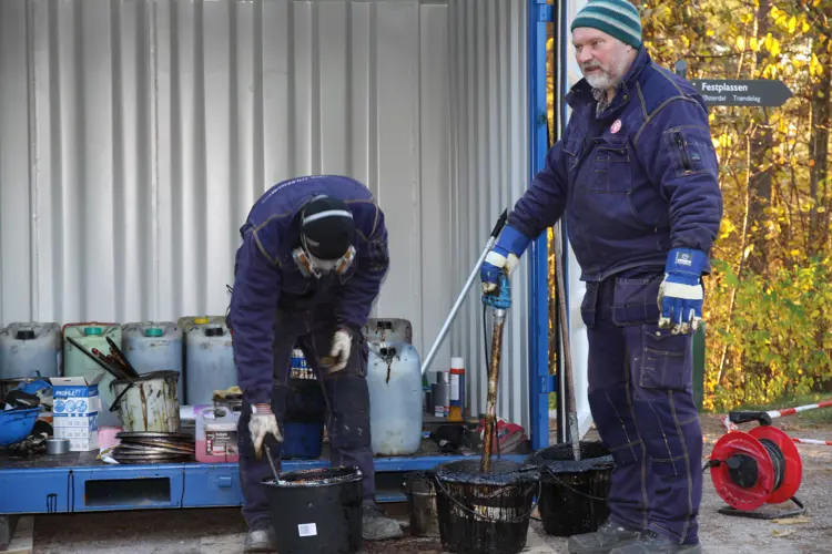 Det er viktig å holde tjæra varm. Det letter påføring og inntrengning. Foto: Christel Wigen Grøndahl, Bygg og Bevar