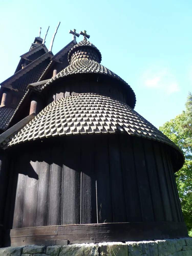 Apsiden på Gol stavkirke. Den runde formen og de koniske takene byr på utfordringer når nytt spontak skal legges! Foto: Christel Wigen Grøndahl, Bygg og Bevar