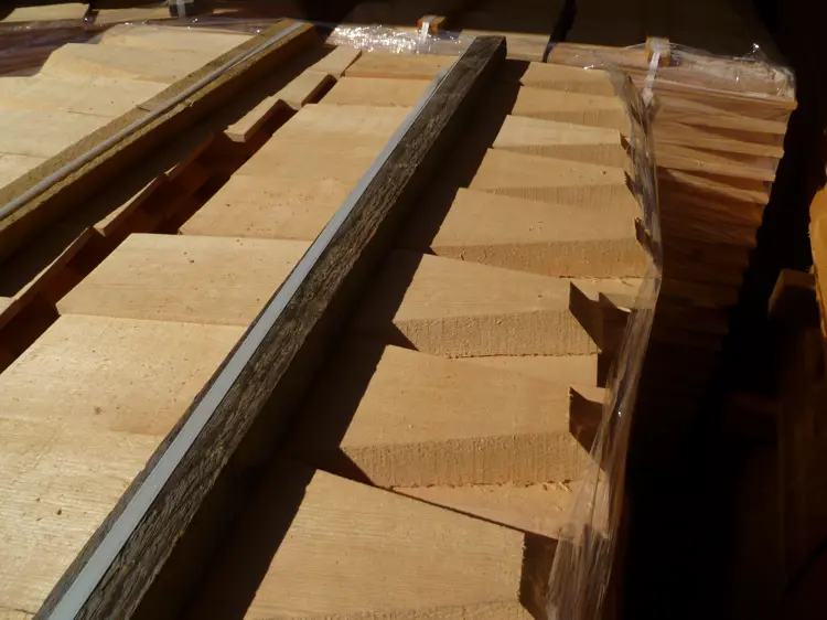 14 000 takspon som skal byttes ut, i tillegg til nye kors, dragehoder og mønekammer. Foto: Christel Wigen Grøndahl, Bygg og Bevar