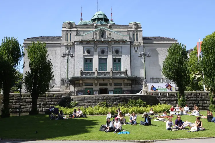 Den Nationale Scene i Bergen. Innviet i 1909, tegnet av ark. Einar Oscar Schou. Foto: DNS