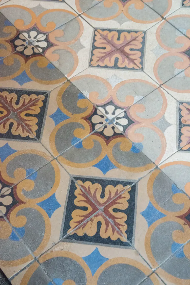 Sementflis anno 1922, Holmestrand vinmonopol. Nå på Folkemuseet på Bygdøy. Original flis til venstre, ny kopi til høyre. Foto: Norske Hjem