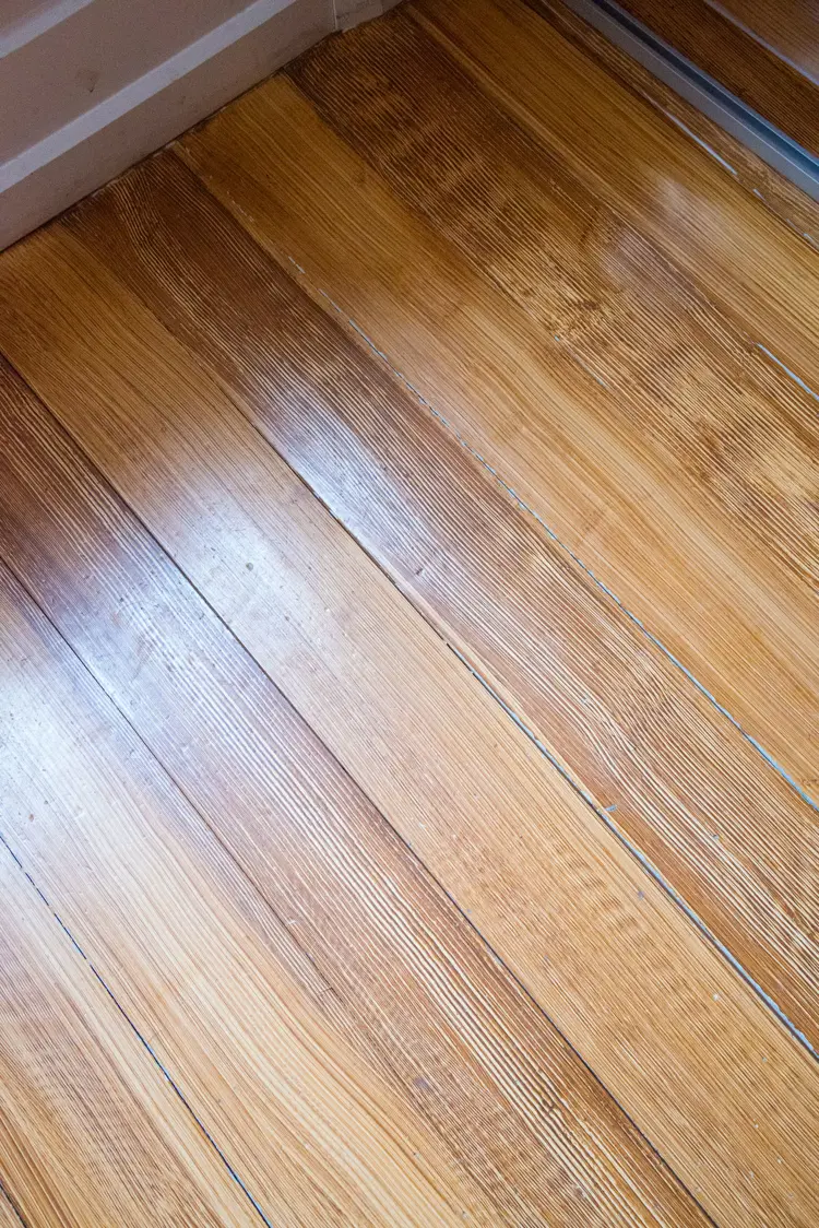 Eksempel på ådret gulv. Norsk Folkemuseum Bygdøy. Foto: Norske Hjem