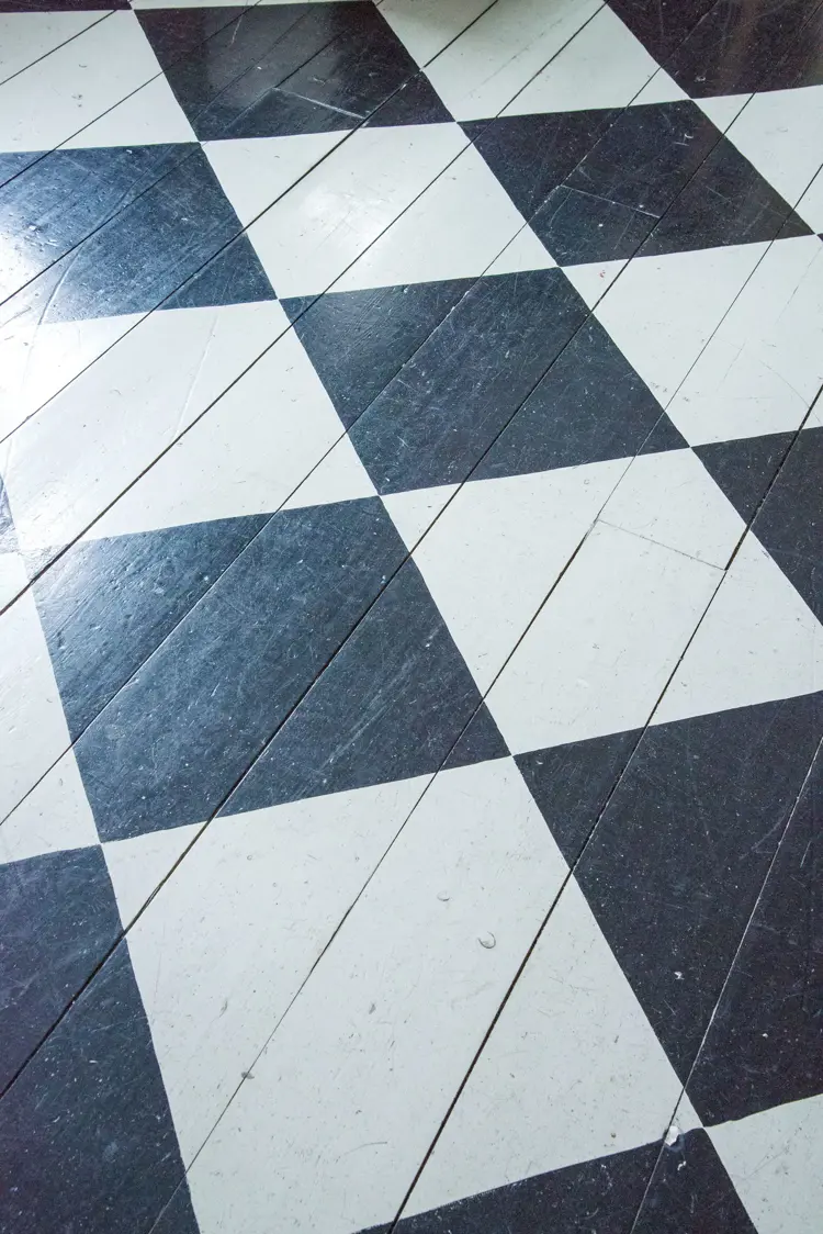 Sjakkrutet gulv anno 1790-årene, malt i svart og hvitt. Collett- og Cappelengården på Norsk Folkemuseum. Foto: Norske Hjem