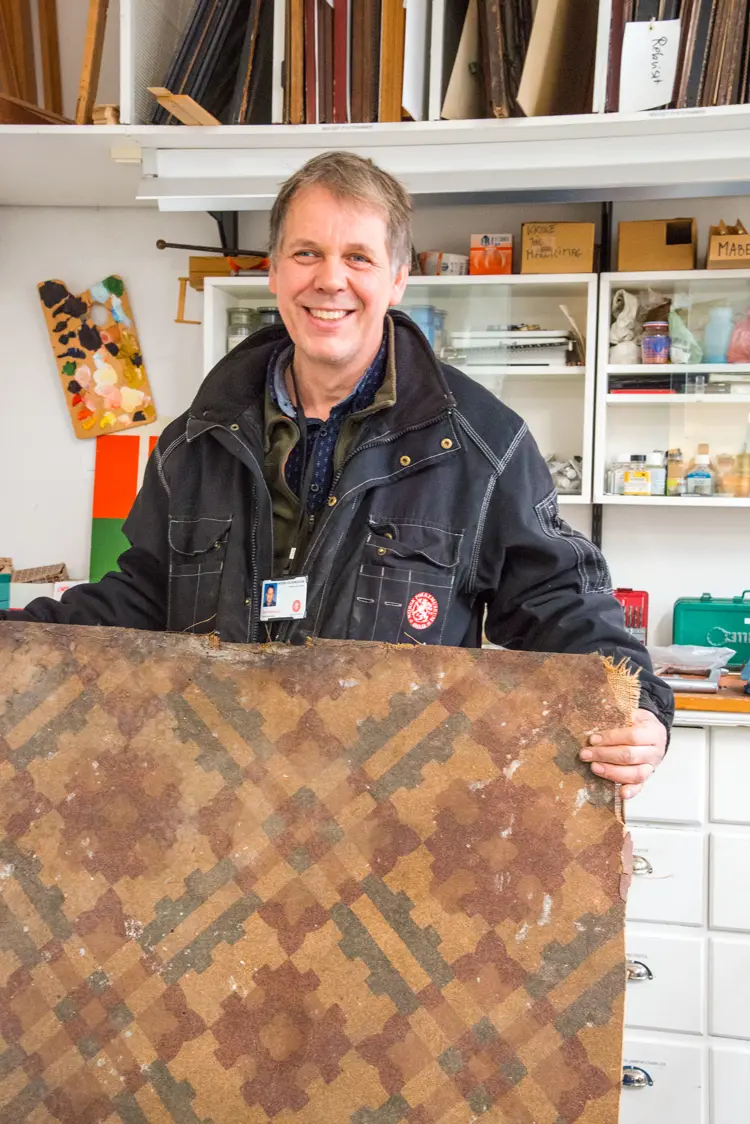 Jan-Petter-Brennsund-viser-fram-gammel-linoleum-Foto:-Norske-Hjem