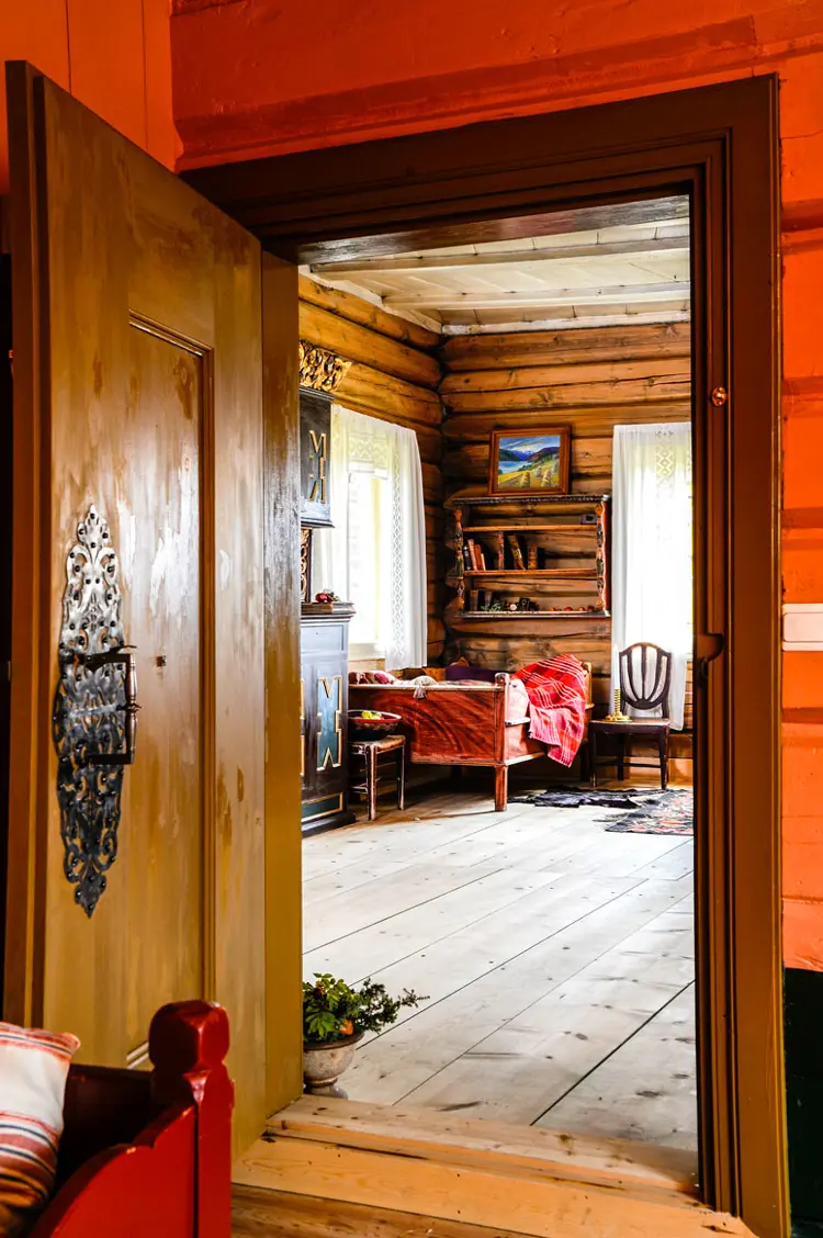 Nytt gulv i gammelt hus fra 1700-tallet. Her er det valgt tidsriktig; fallende bredde på gulvbordene. Foto: Norske Hjem