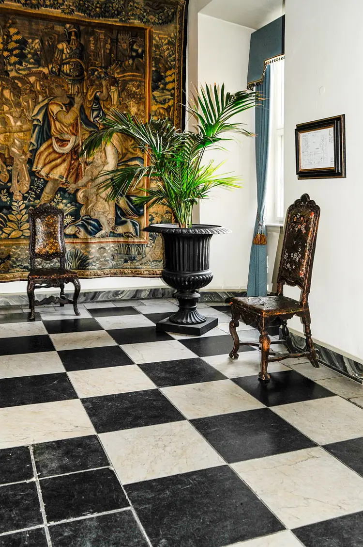 Fra hallen på Hafslund hovedgård. Gulv i sorte og hvite marmorfliser. Foto: Norske Hjem
