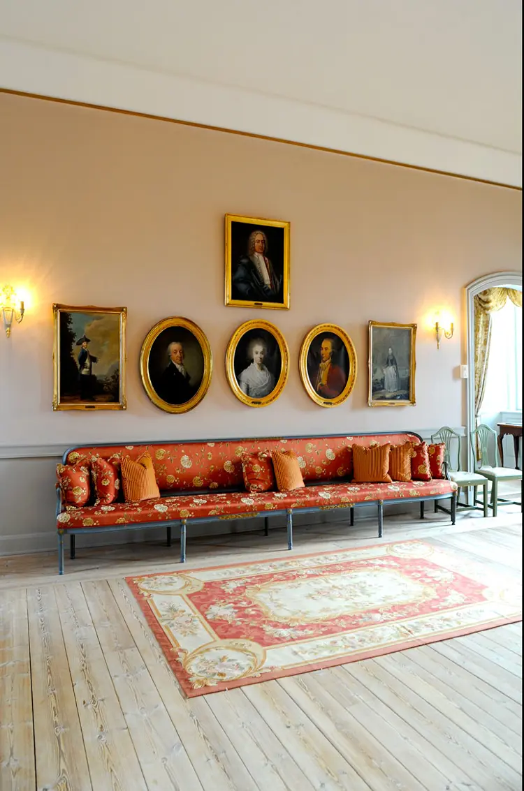 Lyse tregulv, gjerne i furu, hørte til ballsaler og finere stuer. Her fra Hafslund Hovedgård i Østfold. Foto: Norske Hjem