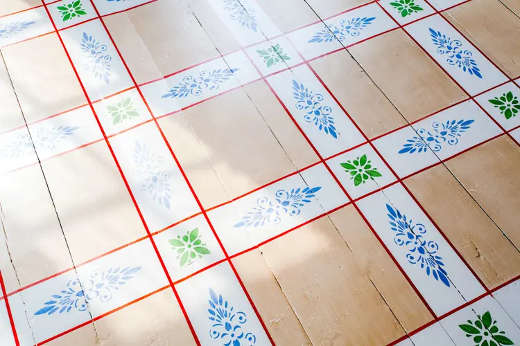 På Hovelsrud gård; kopi av malt gulv med sjablongdekor, fra midten av 1800-tallet. Foto: Norske Hjem