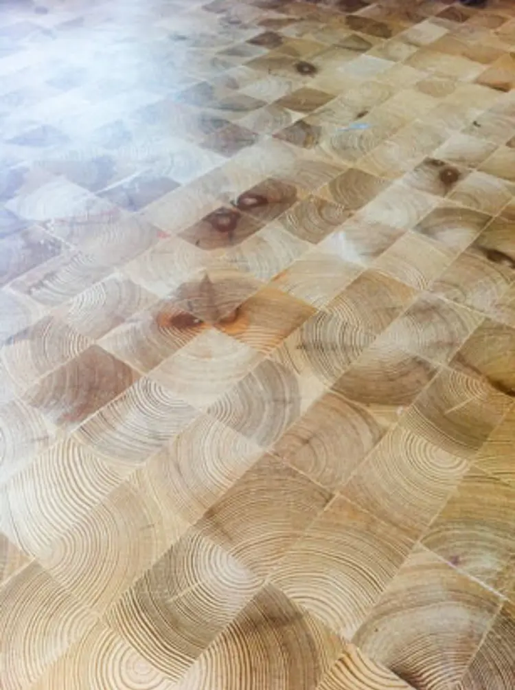 Eksempel på kubbegulv. Et meget slitesterkt gulv, gjerne brukt i industrihaller og andre steder hvor det var behov for gulv som tålte mye slitasje. Foto. Norske Hjem