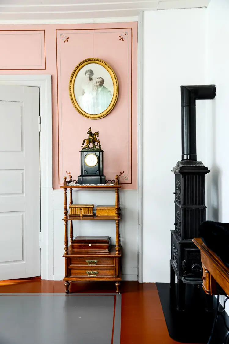 Teppemaling-i-brunt-og-graat.-Foto:-Norske-Hjem